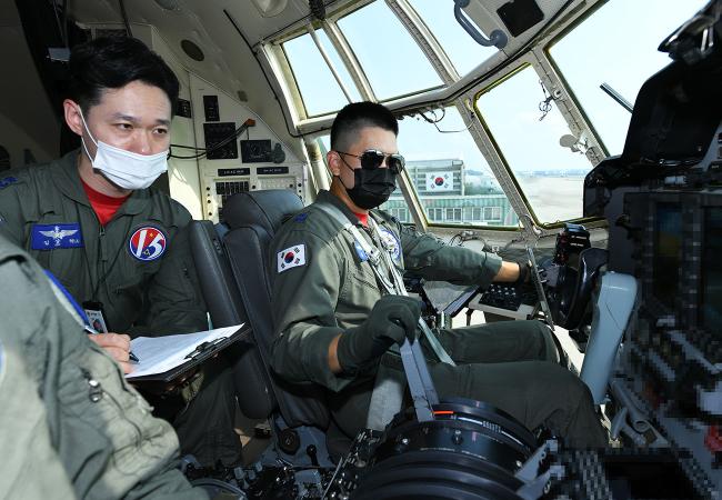 공군15특수임무비행단 조종사들이 28일 ‘시뮬레이터(SIM)·조종석 절차훈련장치(CPT) 비상 처치 경연대회’에 참가해 비상 상황 대응 능력을 선보이고 있다.  사진 제공=김샛별 중사