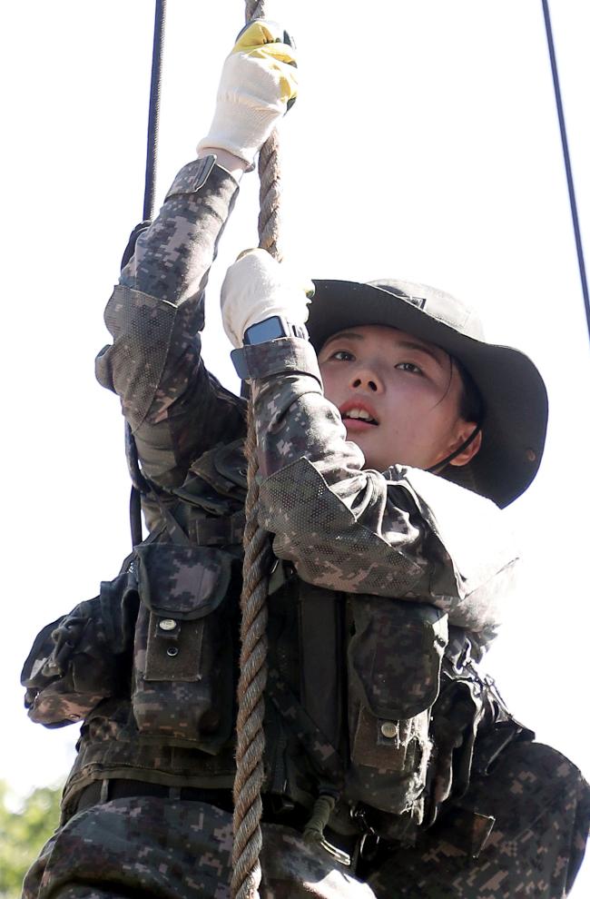 육군3사관학교 생도가 5m 높이의 외줄 타고 오르기 도중 잠시 숨을 고르고 있다.