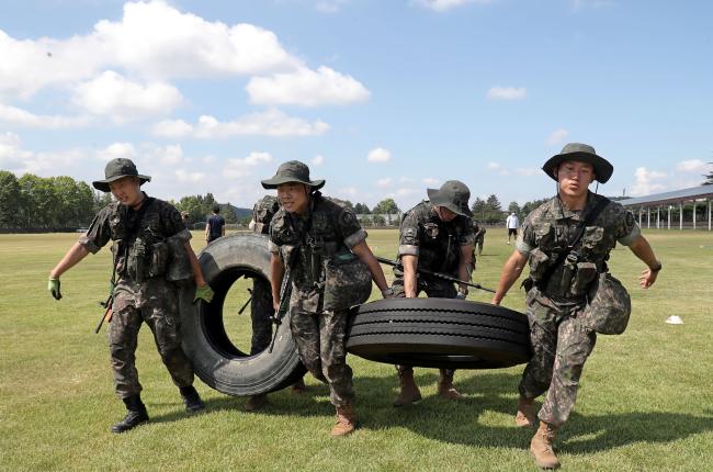 ‘KAAY 강철전사 경연대회’에 출전한 육군3사관학교 생도들이 힘을 합해 대형 타이어 2개를 운반하고 있다.