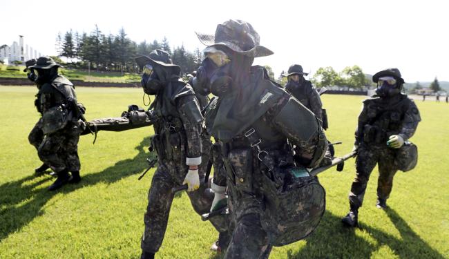 화생방 상황에서 방독면을 착용한 육군3사관학교 생도들이 들것을 이용해 부상자를 옮기고 있다.