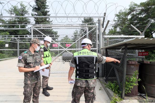 육군전투준비안전단 부대안전진단팀이 수도권 육군부대를 방문해 영내 시설 안전점검을 하고 있다. 진단팀은 혹서기를 맞아 이달 6일까지 각급 부대 순회 점검을 할 예정이다.  한재호 기자 