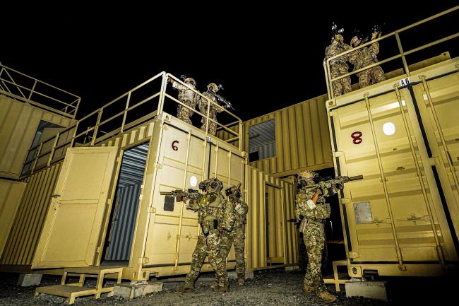 UAE군사훈련협력단(아크부대) 18진 특수전팀과 해상작전대로 구성된 합동팀이 야간 인질구출 작전을 통해 합동 특수작전능력을 배양하고 있다.  부대 제공