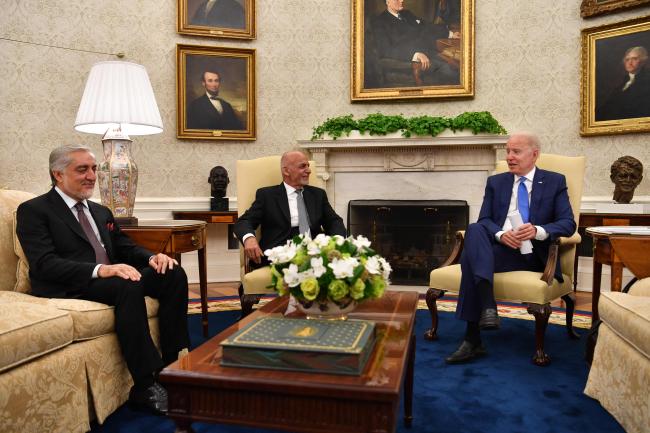 미국은 아프가니스탄에서 철수해도 군사·경제적 지원을 계속할 것이라고 밝혔다. 사진은 지난 6월 25일(현지시각) 백악관에서 조 바이든(오른쪽) 대통령과 아프가니스탄 아슈라프 가니(가운데) 대통령, 압둘라 압둘라 국가화해최고위원회 의장이 회담하는 모습.  연합뉴스