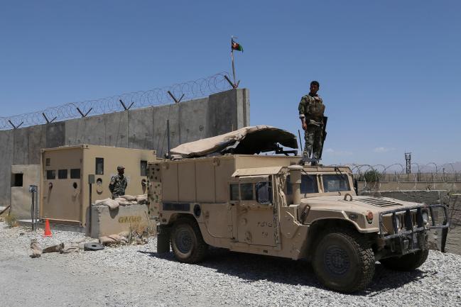 지난 달 초 미군과 나토(북대서양조약기구) 연합군이 모두 철수한 아프가니스탄 수도 카불 북부의 바그람 공군기지에서 한 정부군 병사가 험비 차량에 올라가 경계 근무하고 있다.  연합뉴스