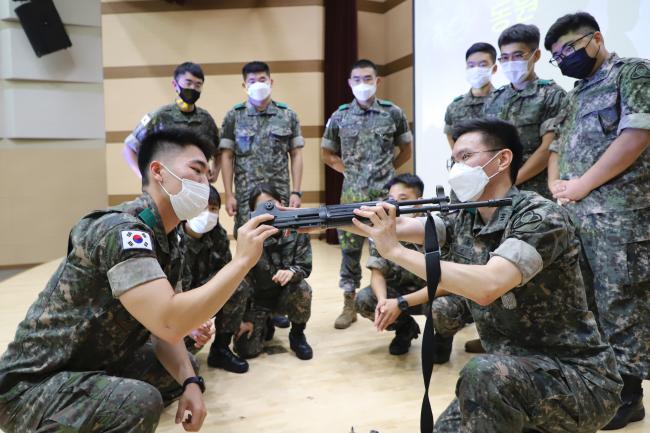 육군35보병사단 기동대대 나상민 소위가 양경민(대위) 정비중대장과 함께 K2 소총 예방정비 실습을 하고 있다. 35사단은 지난달 30일까지 신임장교 집체교육을 진행했다.  부대 제공