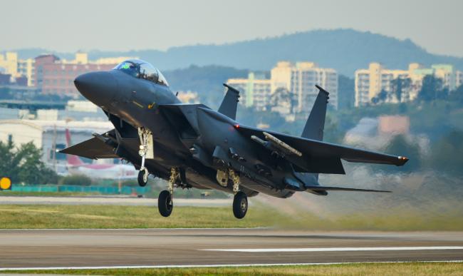 공군11전투비행단 102대대 F-15K 전투기가 임무 수행을 위해 이륙하고 있다.  부대 제공

