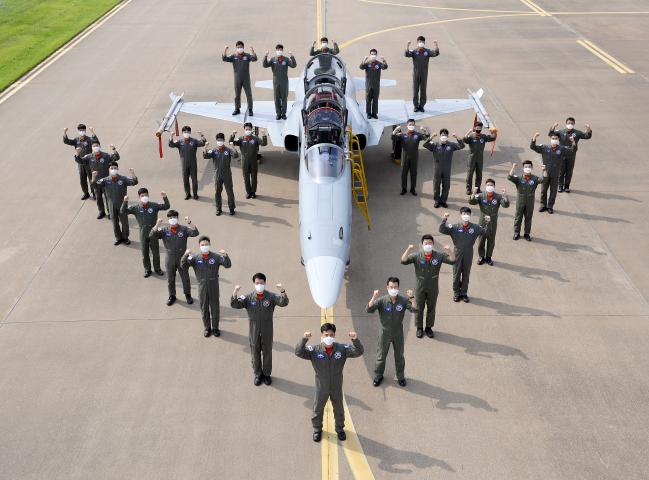 공군10전투비행단 101대대 조종사들이 창설 70주년을 맞아 부대에서 운용하는 F-5 항공기 앞에서 기념사진을 찍고 있다.  부대 제공