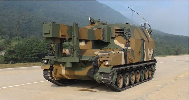K55A1 자주포에 탄을 보급하는 K56 탄약운반장갑차.  방사청 제공
