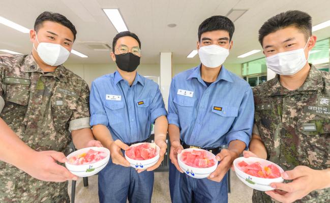 해군진해기지사령부(진기사) 시설전대 장병들이 2일 열린 ‘수박 화채 데이’에서 직접 만든 화채를 들어 보이고 있다. 장병들은 코로나19 방역지침을 준수한 가운데 부대에서 제공한 시원한 수박 화채를 먹으며 사기를 진작했다. 진기사는 무더위가 끝날 때까지 격주로 ‘수박 화채 데이’ ‘팥빙수 데이’ 등의 이벤트를 진행해 장병들이 몸과 마음을 충전하도록 도울 계획이다. 부대 제공