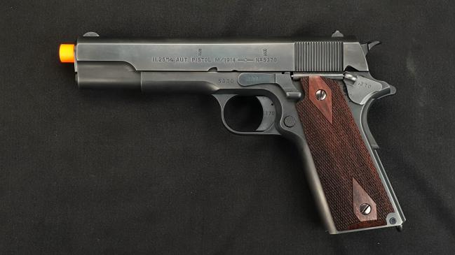 노르웨이군의 제식 권총으로 사용됐던  M1914. 일명 콩스베르그 콜트를 재현한 모형총.