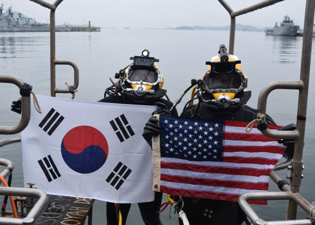 해군특수전전단 정상철(왼쪽) 중사가 한미연합 구조전 훈련에 참가해 미 해군 구조대원과 각각 태극기와 성조기를 펼쳐보이고 있다. 해군 제공

