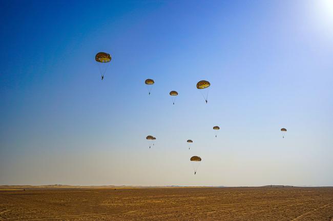 UAE군사훈련협력단(아크부대)18진과 UAE군 특수부대 장병들이 연합 전술강하훈련을 하고 있다.  부대 제공
