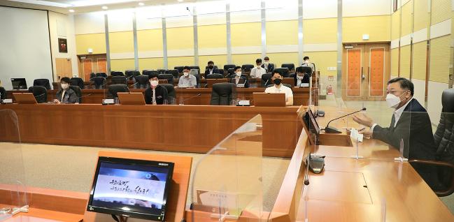 정석환(맨 오른쪽) 병무청장이 3일 국방과학연구소에서 군 복무하는 전문연구요원들과 대화를 나누고 있다.  병무청 제공