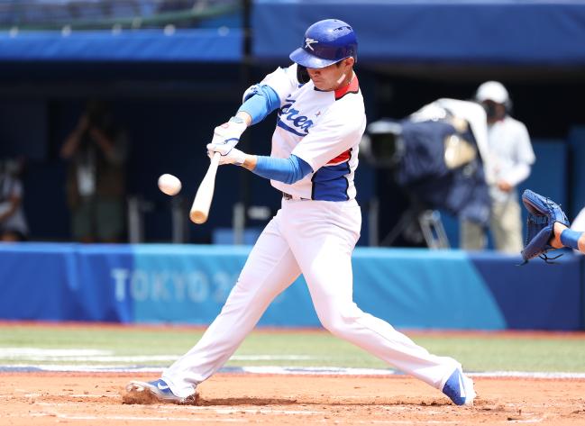 2일 일본 요코하마 스타디움에서 열린 도쿄올림픽 야구 녹아웃스테이지 2라운드 이스라엘전에서 오지환이 2회 말 투런홈런을 날리고 있다.  연합뉴스