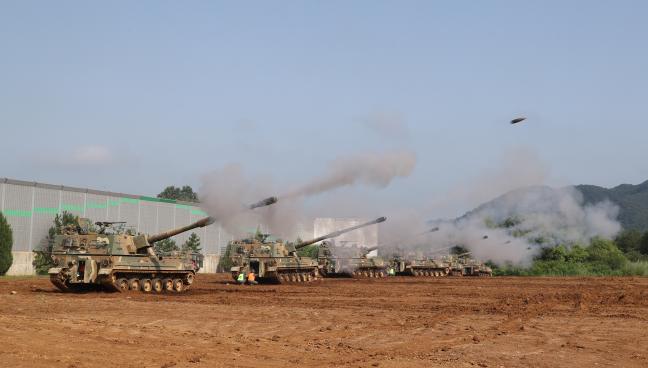 육군7포병여단 백호대대 K9A1 자주포가 측방사격으로 포탄을 발사하고 있다.
