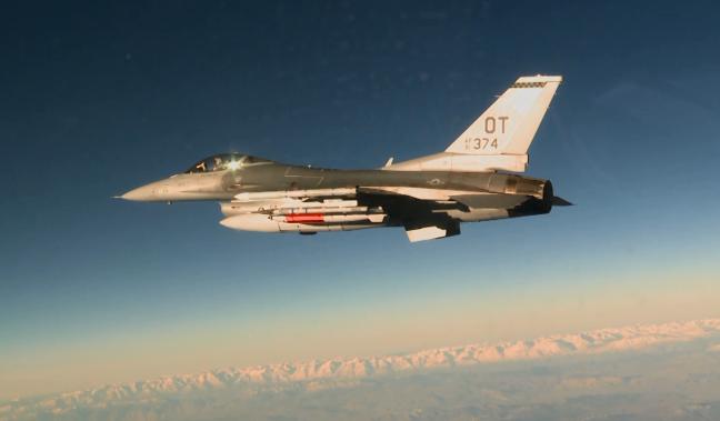 지난 2017년 3월 미 네바다 주 넬리스 공군기지에서 미 공군 F-16C 전투기에 탑재한 저위력 중력폭탄 B61-12 첫 투하 시험에 성공하였다. 사진 = 미 공군 핵무기센터(AFNWC)
