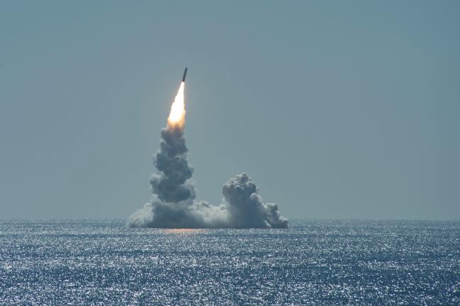 Trident-II SLBM이 지난 2020년 2월 12일 미 캘리포니아주 샌디에고 해상 오하이오급 전략핵잠수함(SSBN 741) 메인함에서 시험 발사되고 있다. 사진 = 미 해군 홈페이지
