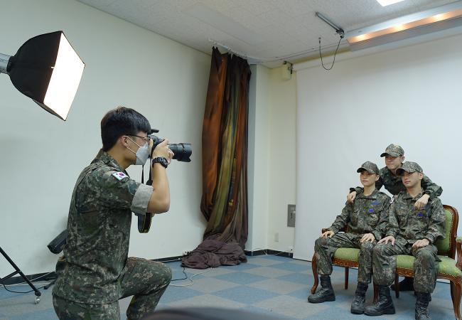 공군15특수임무비행단이 지난 3월부터 전역 전 병사를 대상으로 사진 촬영 이벤트를 진행 중인 가운데 동기로 구성된 병사들이 지난 3일 환한 표정으로 사진을 찍고 있다.  사진 제공=김샛별 중사