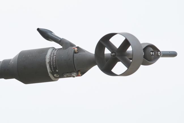 AADS(Airspeed And Direction Sensor) 항공기 속도, 방향 정보 제공.