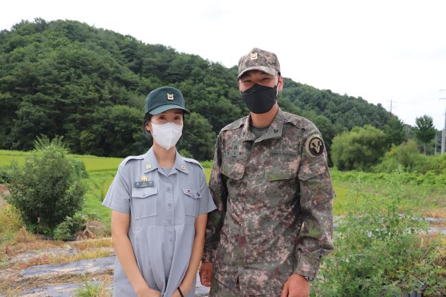 교통사고 현장에서 시민의 생명을 구한 육군5포병여단 정보경(오른쪽) 상사·전시연 중사 부부.  부대 제공

