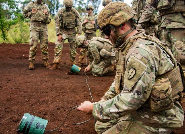 전투기술자(12B) 주특기 장병들이 폭파선을 연결하고 있다. 이들은 전투 부대의 이동을 방해하는 장애물을 파괴하는 역할을 한다.  필자 제공
