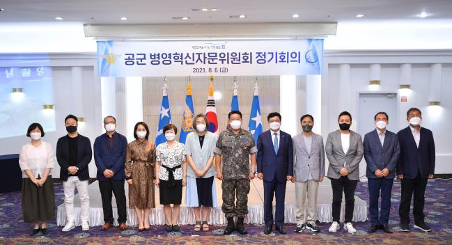 박인호(오른쪽 여섯째) 공군참모총장과 공군 병영혁신자문위원 이수정(왼쪽 여섯째) 위원장을 비롯한 위원회 참석자들이 지난 6일 정기회의를 마친 후 기념사진을 찍고 있다.  공군 제공