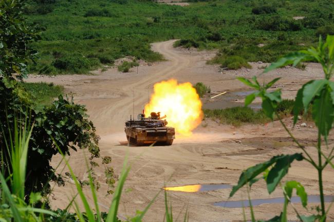 육군8기동사단 강병대대 K2 전차가 9일 다락대훈련장에서 진행된 전투사격 훈련 중 뜨거운 화염과 함께 주포를 발사하고 있다. 
 사진 제공=이예술 군무주무관