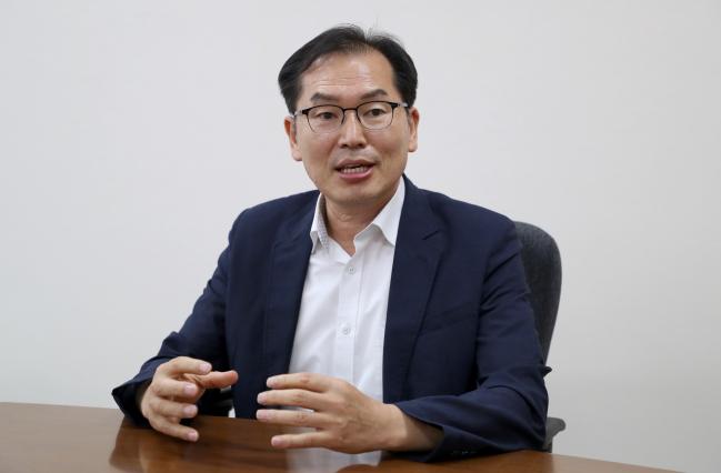 강설묵 국방시험연구원장이 집무실에서 무기체계 개발 과정에 대한 소회와 계획을 밝히고 있다.