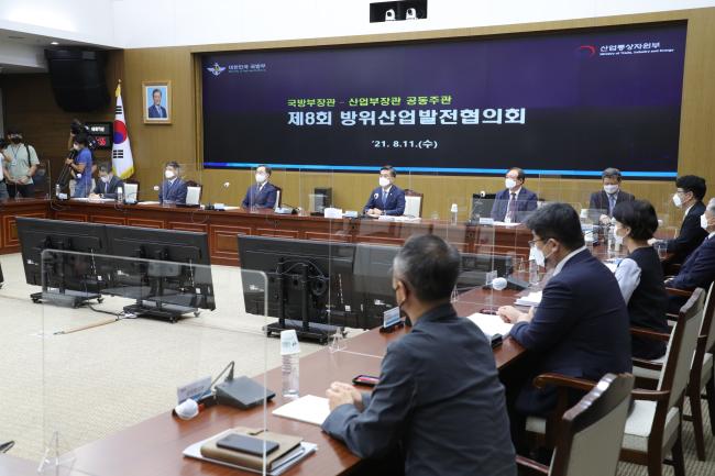 서욱(왼쪽 넷째) 국방부 장관과 문승욱(왼쪽 셋째) 산업통상자원부 장관이 참석한 가운데 11일 서울 용산구 국방부 대회의실에서 ‘제8회 방위산업발전협의회’가 열렸다. 조종원 기자 