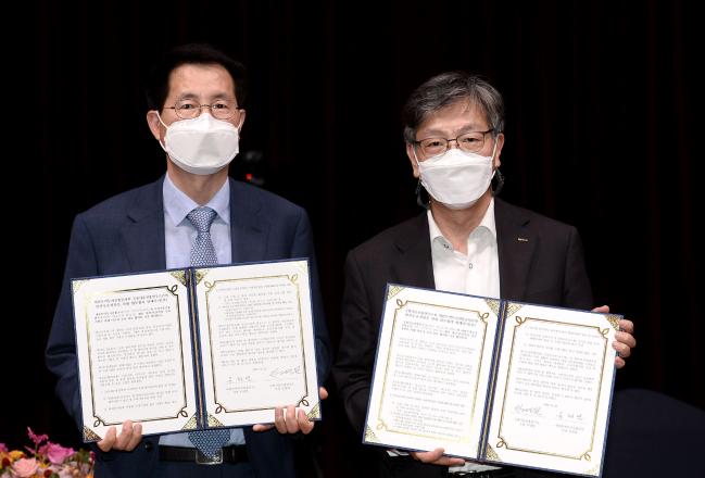 임영일(왼쪽) 국방기술진흥연구소장과 유정열 대한무역투자진흥공사 사장이 ‘방산수출 지원 업무협력 양해각서’를 체결한 뒤 양해각서를 들어보이고 있다.  국기연 제공