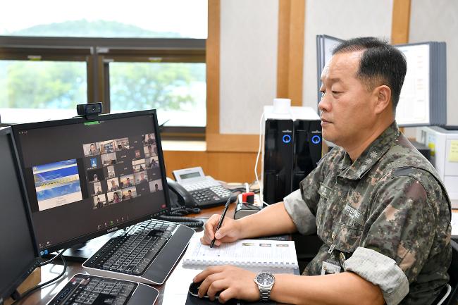 12일 온택트 방식으로 열린 해군사관학교 워크숍에서 박용한(대령) 교수부장이 참가자들과 인사를 나누고 있다.  해사 제공