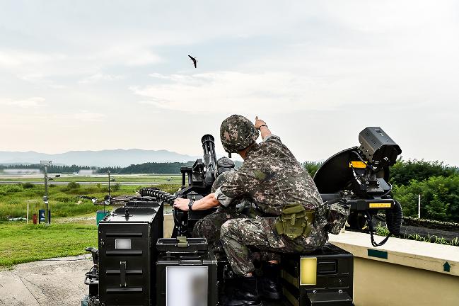 공군17전투비행단 대공방어대 장병들이 12일 방공무기 추적훈련에서 미상 물체로 투입된 무인항공기를 추적하고 있다.  사진 제공=이호준 상사