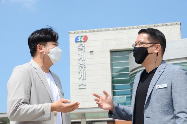 옥계휴게소를 총괄 관리·운영하는 김성현(오른쪽) 소장과 남경표 관리과장.