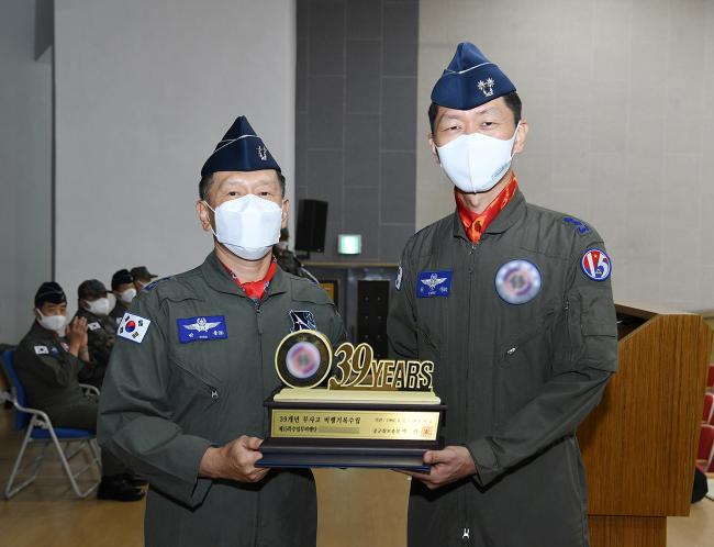 공군15특수임무비행단 2348대대 무사고 비행 안전 시상식에서 공중기동정찰사령관(왼쪽)과 최우석(중령) 대대장이 기념사진을 찍고 있다.  사진 제공=김샛별 중사