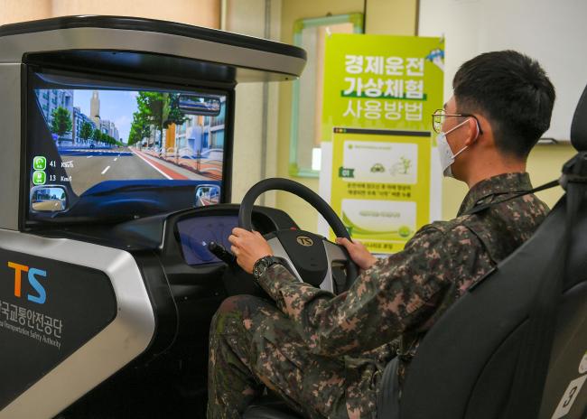 공군16전투비행단 시뮬레이터 안전운전 체험교육 참가자가 가상의 위험 상황을 체험하고 있다. 
 사진 제공=우동균 하사