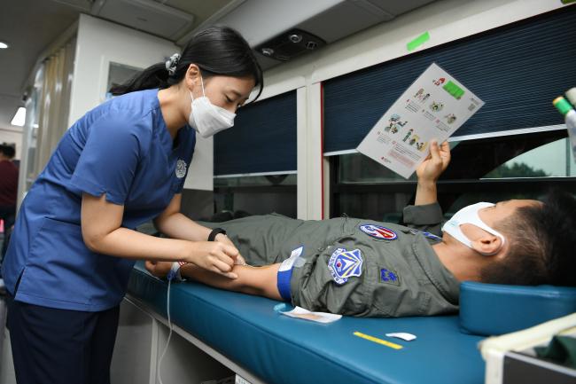 공군15특수임무비행단이 17일부터 20일까지 사랑의 헌혈운동을 진행 중인 가운데 한 장병이 헌혈에 참여하고 있다.  사진 제공=김샛별 중사