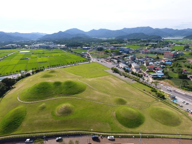 5~6세기에 조성된 소가야 지배계층의 무덤인 송학동 고분. 사진=양동욱 기자