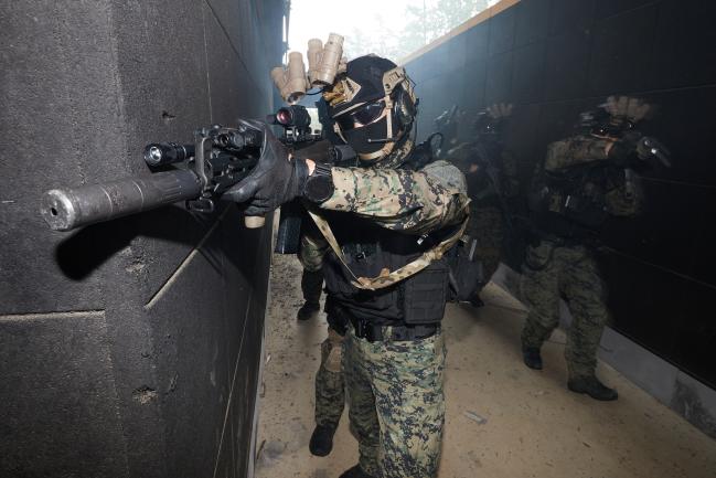 지난 5월 18일 육군특수전사령부 내 근접전투훈련장에서 진행된 통로개척 및 내부소탕 훈련에서 워리어플랫폼을 장착한 비호부대 특전사 요원들이 격실 내부 진입을 하고 있다. 국방일보 조종원 기자
