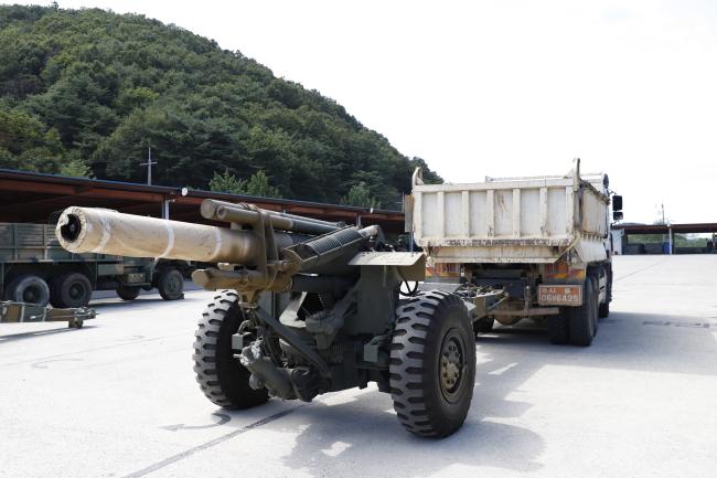 육군동원전력사령부가 19일 진행한 민수용 화물차량 이용 화포 견인 훈련에서 덤프트럭이 155㎜ 화포를 견인하고 있다.  부대 제공