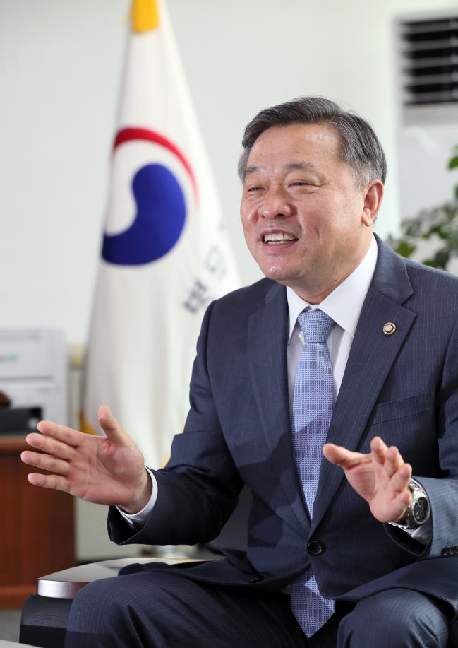 정석환 병무청장이 서울지방병무청에서 국방일보와 인터뷰하며 ‘새로운 병무행정 50년’을 만들어가겠다는 포부를 밝히고 있다.