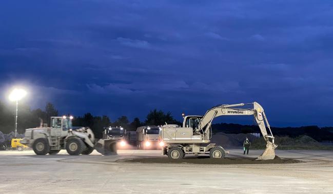 공군15특수임무비행단 공병대대원들이 18일 ‘야간 활주로 피해복구 훈련’에서 중장비를 활용해 폭파구를 메우고 있다.  사진 제공=김샛별 중사