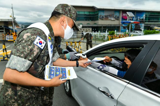공군11전투비행단이 ‘바르고 강한 부대 만들기 캠페인’을 진행 중인 가운데 대표 부사관들이 지난 17일 부대 출입구에서 홍보 활동을 하고 있다.  사진 제공=편보현 원사