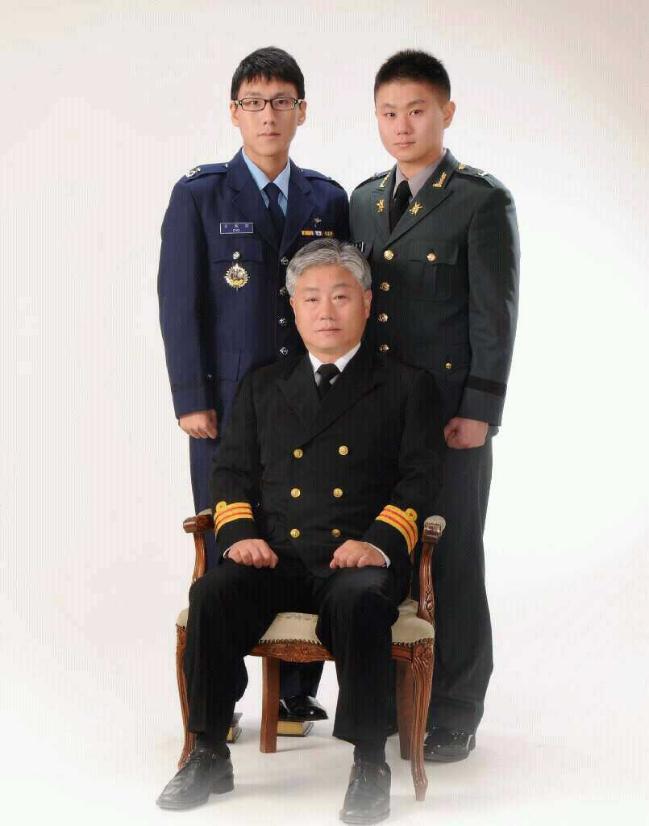 육·해·공군 ROTC 삼부자 조광호·조원재·조원기(아랫줄부터 시계방향) 씨. 아버지 조광호 씨는 상선사관 복장, 장남 원재 씨는 공군 정복, 차남 원기 씨는 육군 정복을 착용했다. 원기 씨의 임관과 ROTC 삼부자 탄생을 기념해 찍은 사진. 사진=가족 제공