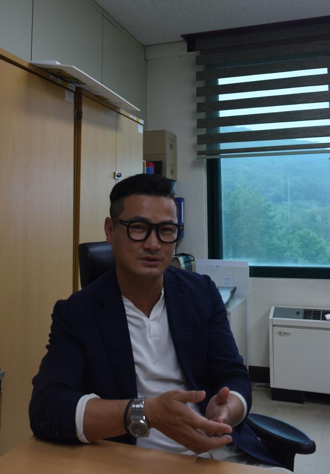 국방과학연구소 국방시험연구원 다락대시험장에 근무하는 이승재 선임연구원이 화포탄약시험 과정을 설명하고 있다. 