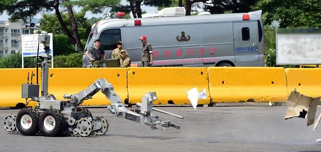 공군8전투비행단 폭발물처리반이 2018년 8월 F6A로봇으로 위험물처리 시범을 보이고 있다. 사진 = 한재호 기자 