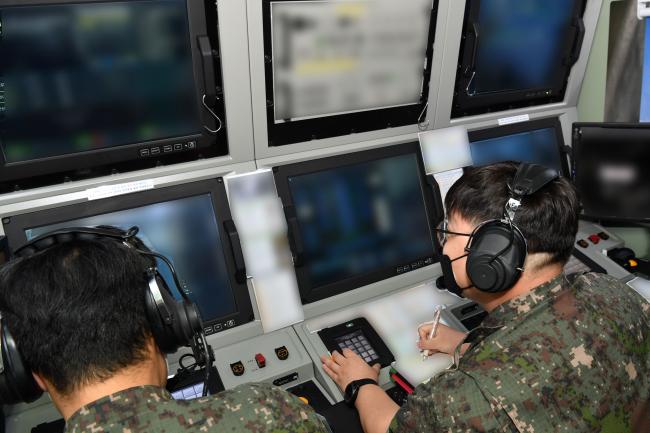 공군1방공유도탄여단 2970부대 장병들이 작전통제요원 전문화 경연대회에서 방공유도탄 포대와 연계한 모의 전술 조치를 하고 있다.  사진 제공=김재겸 중사