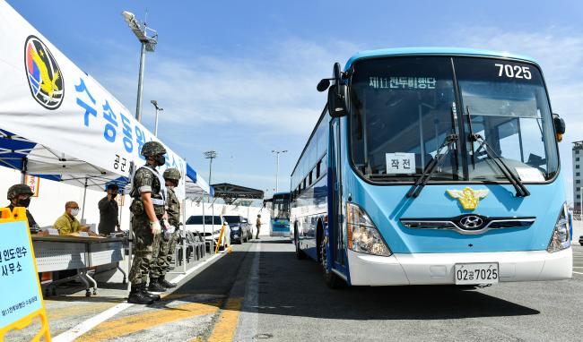 공군11전투비행단 수송대대 장병들이 26일 대구공항 화물차량 주차장에서 수송동원훈련을 하고 있다.   사진 제공=조신혜 중사