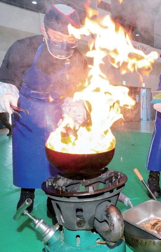 신병교육대 ‘신교반점’ 팀원이 웍(Wok)을 활용해 음식을 조리하고 있다. 신교반점은 야들야들하게 익힌 돼지고기에 간장 소스를 더한 ‘차슈덮밥’을 선보였다. 팀원들은 비선호 식재료인 깻잎을 돼지고기에 곁들여 맛과 영양을 모두 잡았다