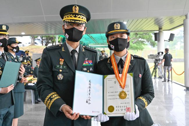 남영신(왼쪽) 육군참모총장이 27일 육군부사관학교에서 열린 ‘21-2기 부사관 임관식’에서 박유진 하사에게 육군참모총장상을 수여하고 기념촬영을 하고 있다.  육군 제공
