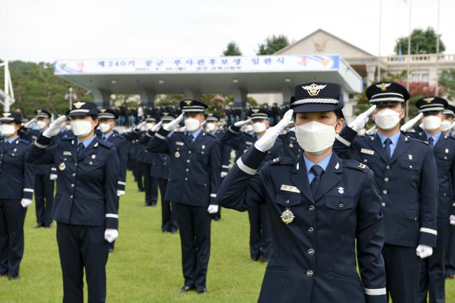 30일 공군교육사령부 대연병장에서 240기 공군 부사관후보생 임관식이 거행된 가운데 434명의 신임 하사들이 힘차게 경례하고 있다. 이들은 지난 6월 17일 입영해 11주간의 강도 높은 군사훈련을 받았다. 부대 제공 